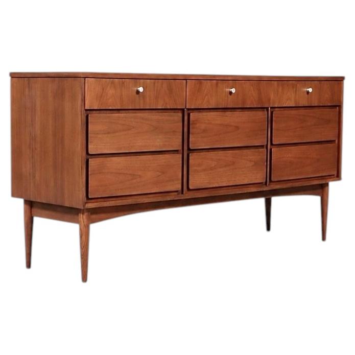 Restaurada recientemente: cómoda de nogal de 9 cajones de estilo «Mid-Century Modern» de Dixie en venta