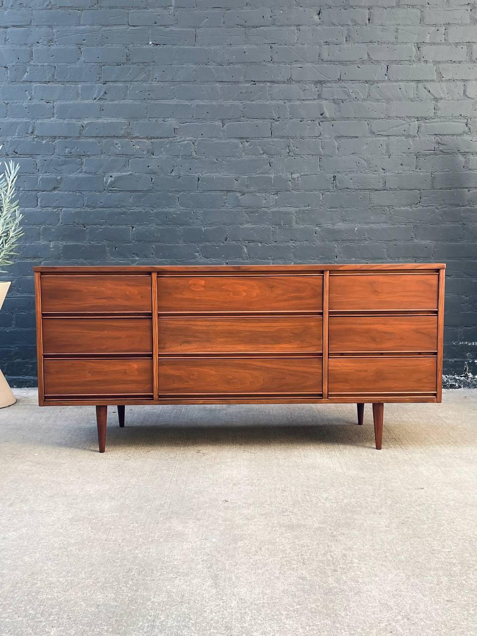 Newly Refinished - Mid-Century Modern 9-Drawer Walnut Dresser by Dixie Furniture In Excellent Condition In Los Angeles, CA