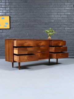 Appena rifinito - Comò a 9 cassetti in noce del Mid Century Modern di LA Period