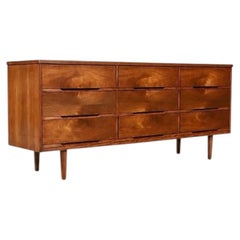 Appena rifinito - Comò a 9 cassetti in noce del Mid Century Modern di LA Period