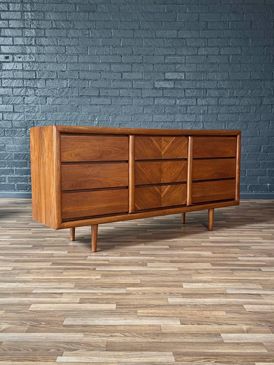 Condit: Rifinito con perizia

Con oltre 15 anni di esperienza, il nostro laboratorio ha seguito un attento processo di restauro, mettendo in mostra la nostra passione e la nostra creatività per gli am designs vintage che possono essere integrati