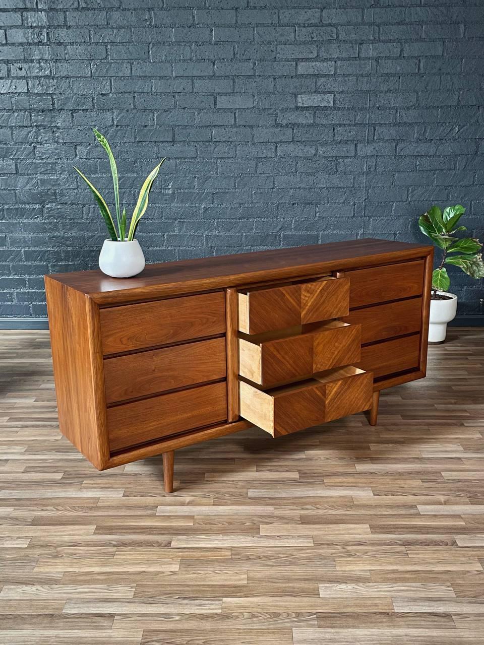 Mid-Century moderno Appena rifinito - Comò in noce a 9 cassetti in stile Mid-Century Modern di Lane's in vendita