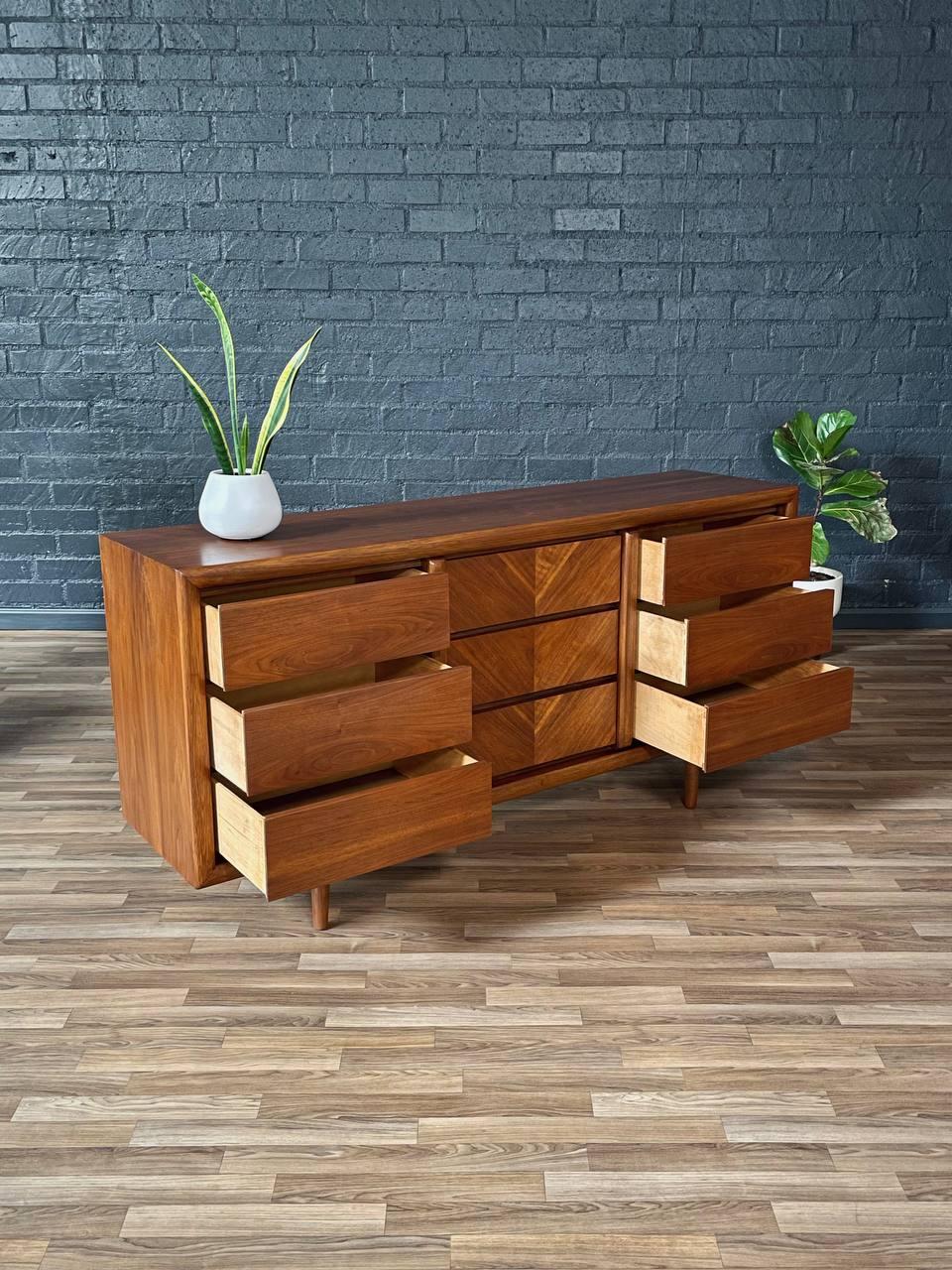 Americano Appena rifinito - Comò in noce a 9 cassetti in stile Mid-Century Modern di Lane's in vendita