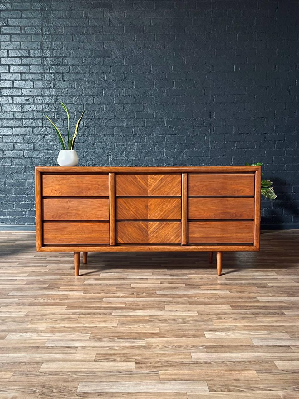 Appena rifinito - Comò in noce a 9 cassetti in stile Mid-Century Modern di Lane's In condizioni ottime in vendita a Los Angeles, CA
