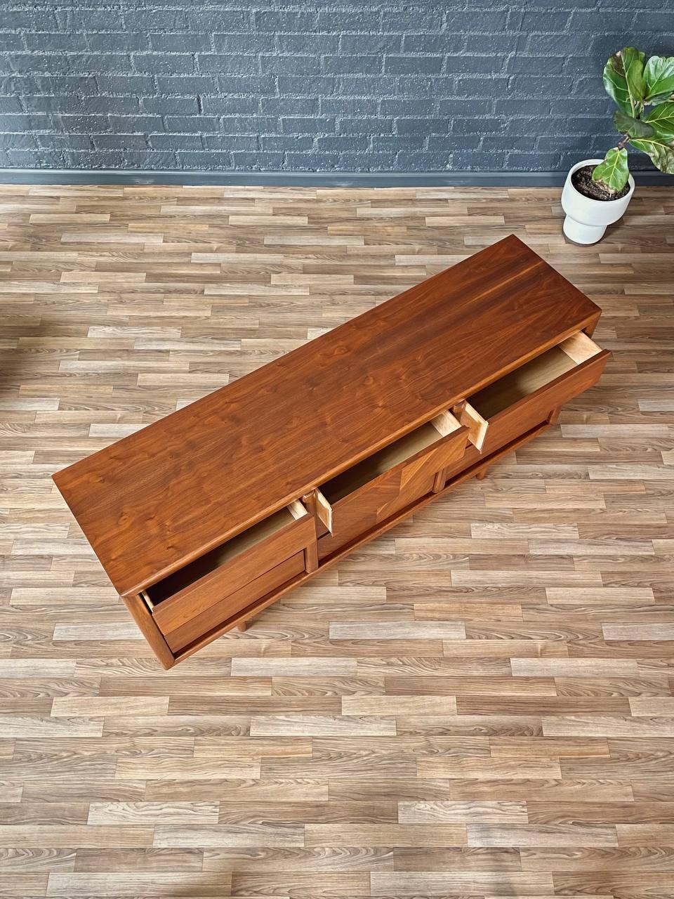 Metà XX secolo Appena rifinito - Comò in noce a 9 cassetti in stile Mid-Century Modern di Lane's in vendita