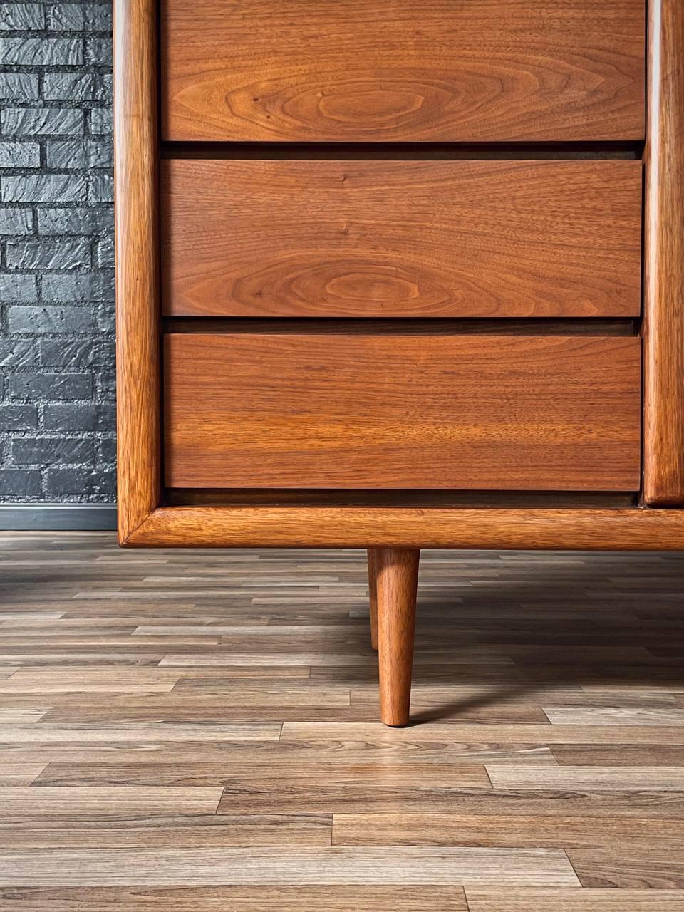 Appena rifinito - Comò in noce a 9 cassetti in stile Mid-Century Modern di Lane's in vendita 1