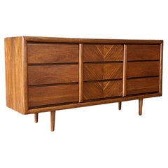 Récemment repeinte - Commode en noyer à 9 tiroirs The Moderns sity par Lane