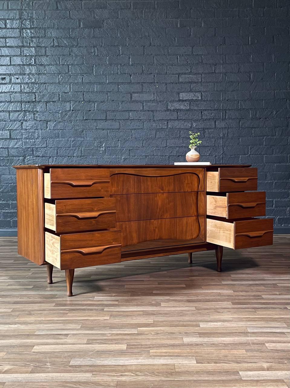 Recién acabada - Cómoda moderna de mediados de siglo con 9 cajones de nogal by Unagusta en Excelente estado para la venta en Los Angeles, CA