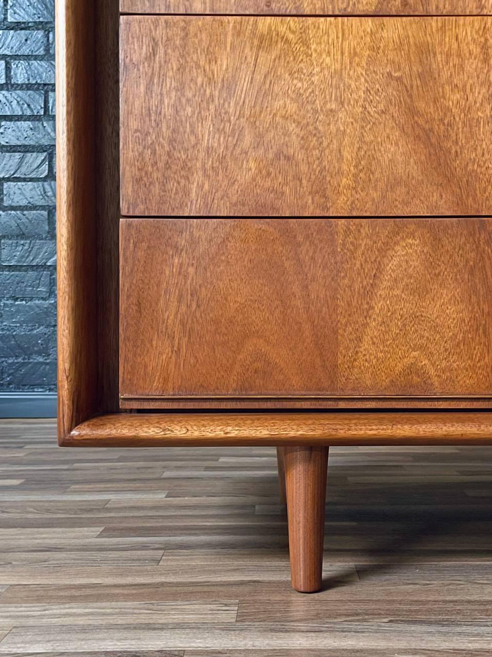 Recién acabada -Cómoda moderna de mediados de siglo con 9 cajones de nogal by United Furniture en venta 3