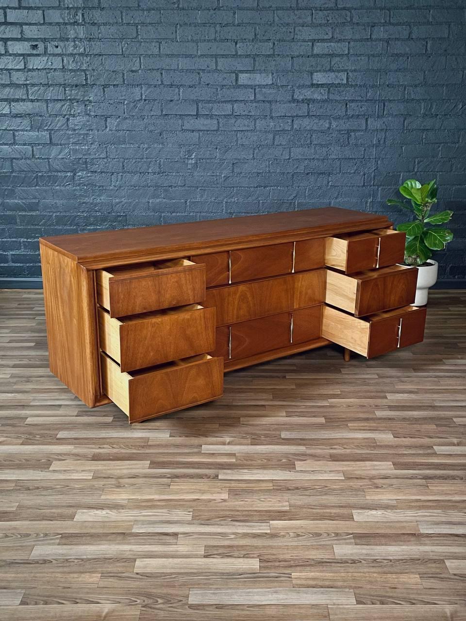 Recién acabada -Cómoda moderna de mediados de siglo con 9 cajones de nogal by United Furniture Moderno de mediados de siglo en venta