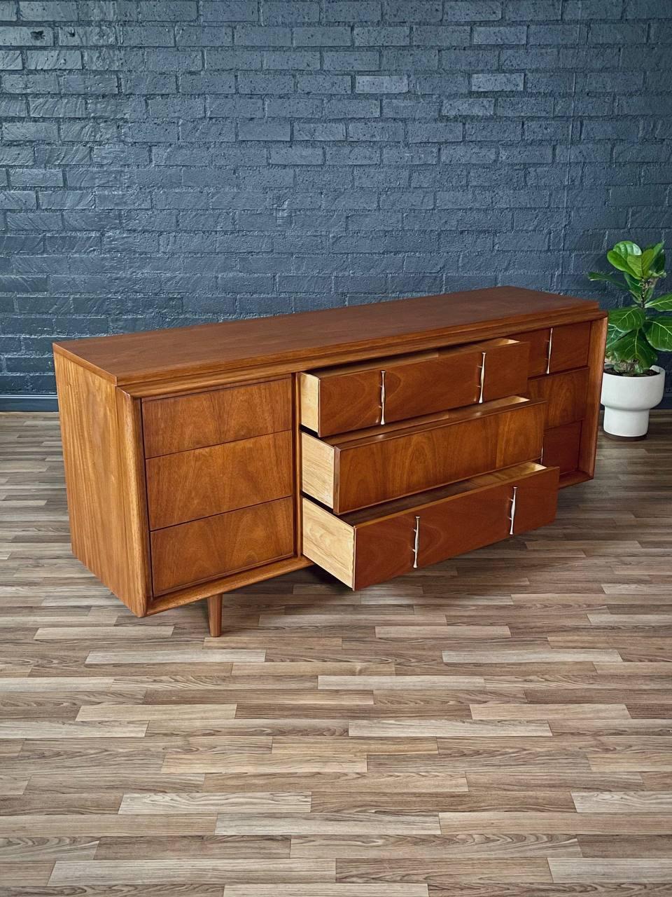 Recién acabada -Cómoda moderna de mediados de siglo con 9 cajones de nogal by United Furniture Estadounidense en venta