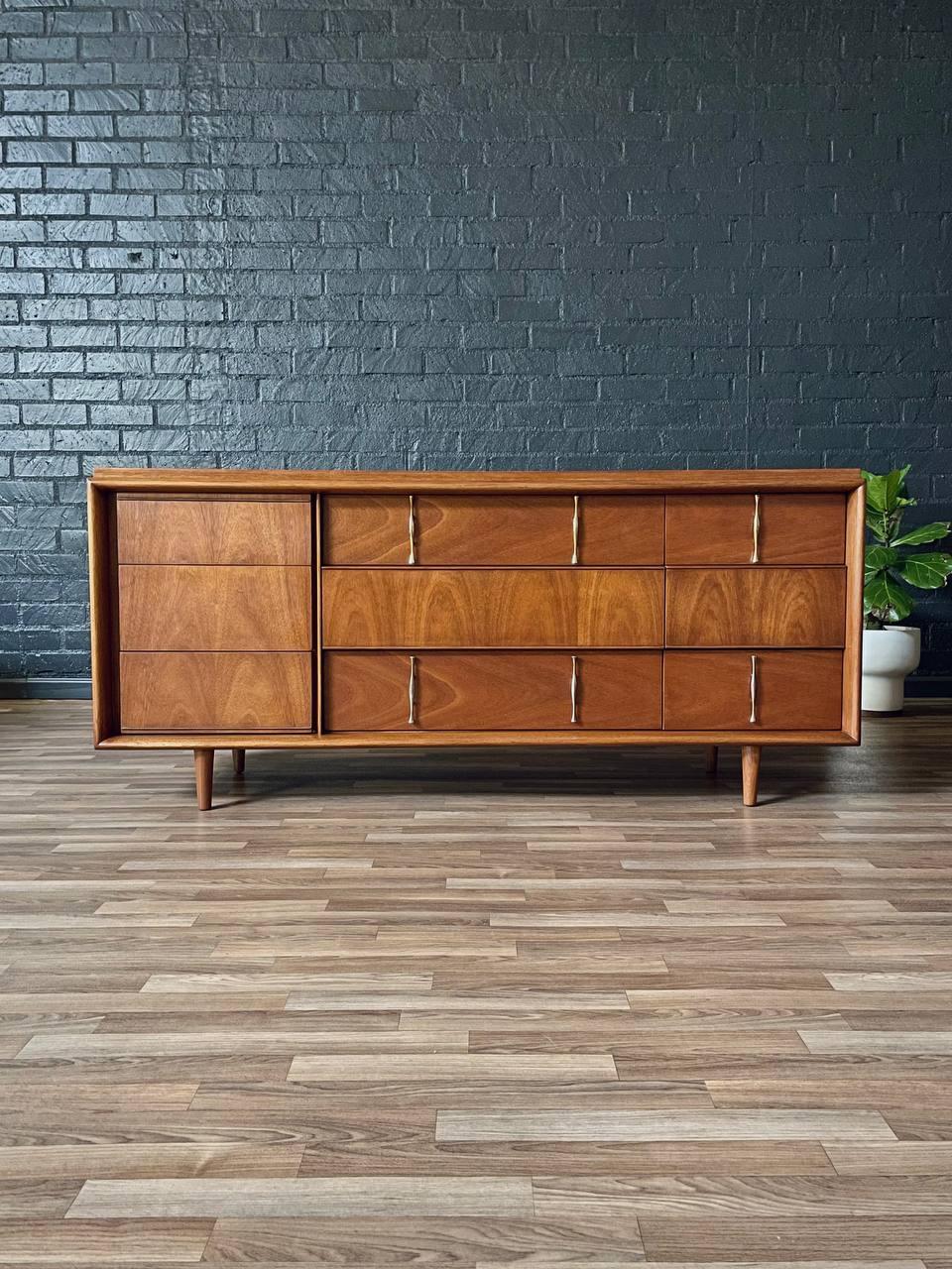 Recién acabada -Cómoda moderna de mediados de siglo con 9 cajones de nogal by United Furniture en Excelente estado para la venta en Los Angeles, CA