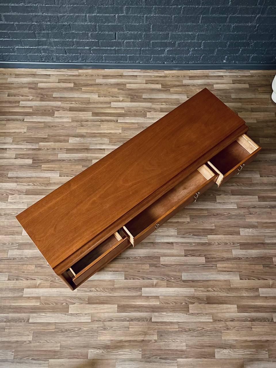 Recién acabada -Cómoda moderna de mediados de siglo con 9 cajones de nogal by United Furniture mediados del siglo XX en venta