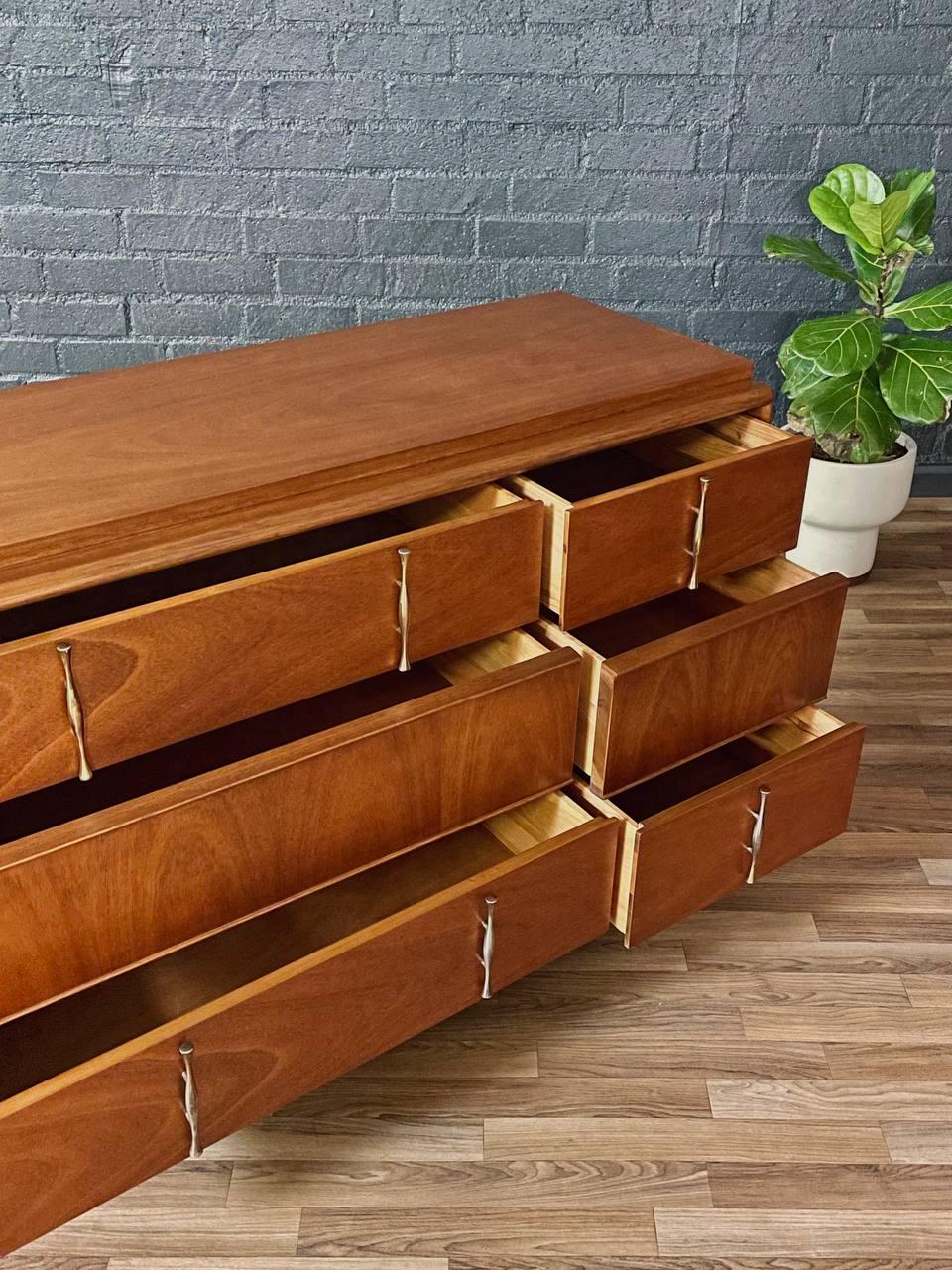 Recién acabada -Cómoda moderna de mediados de siglo con 9 cajones de nogal by United Furniture Latón en venta