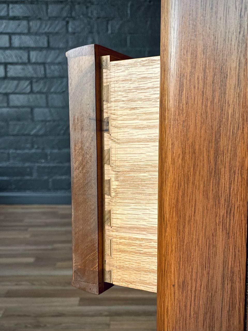 Recién acabada -Cómoda moderna de mediados de siglo con 9 cajones de nogal by United Furniture en venta 2