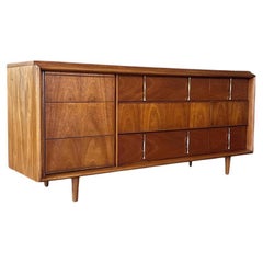 Recién acabada -Cómoda moderna de mediados de siglo con 9 cajones de nogal by United Furniture