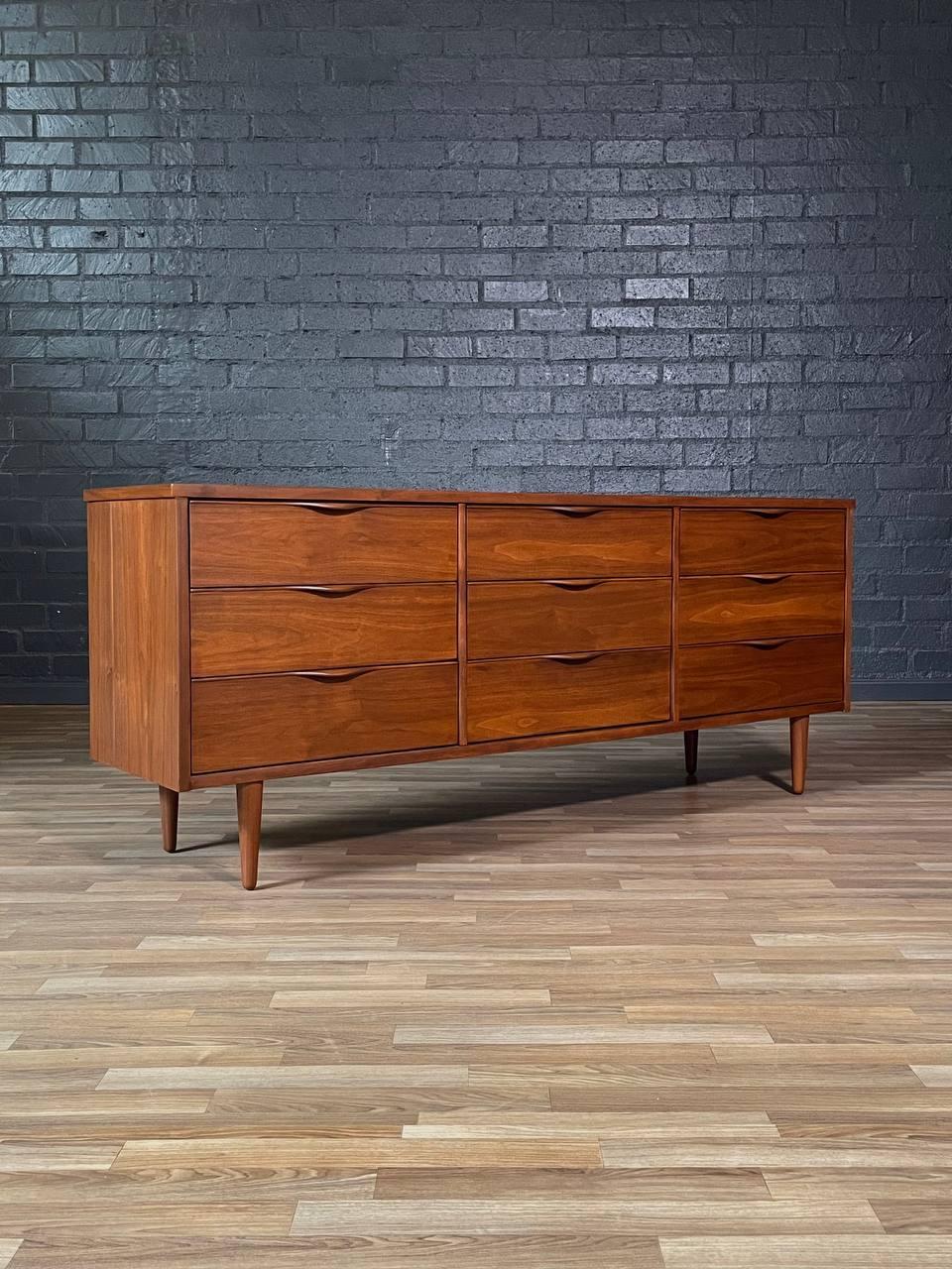 Condit : Refini par un expert

Avec plus de 15 ans d'expérience, notre atelier a suivi un processus de restauration minutieux, mettant en valeur notre passion et notre créativité pour les designs vintage qui peuvent s'intégrer de manière