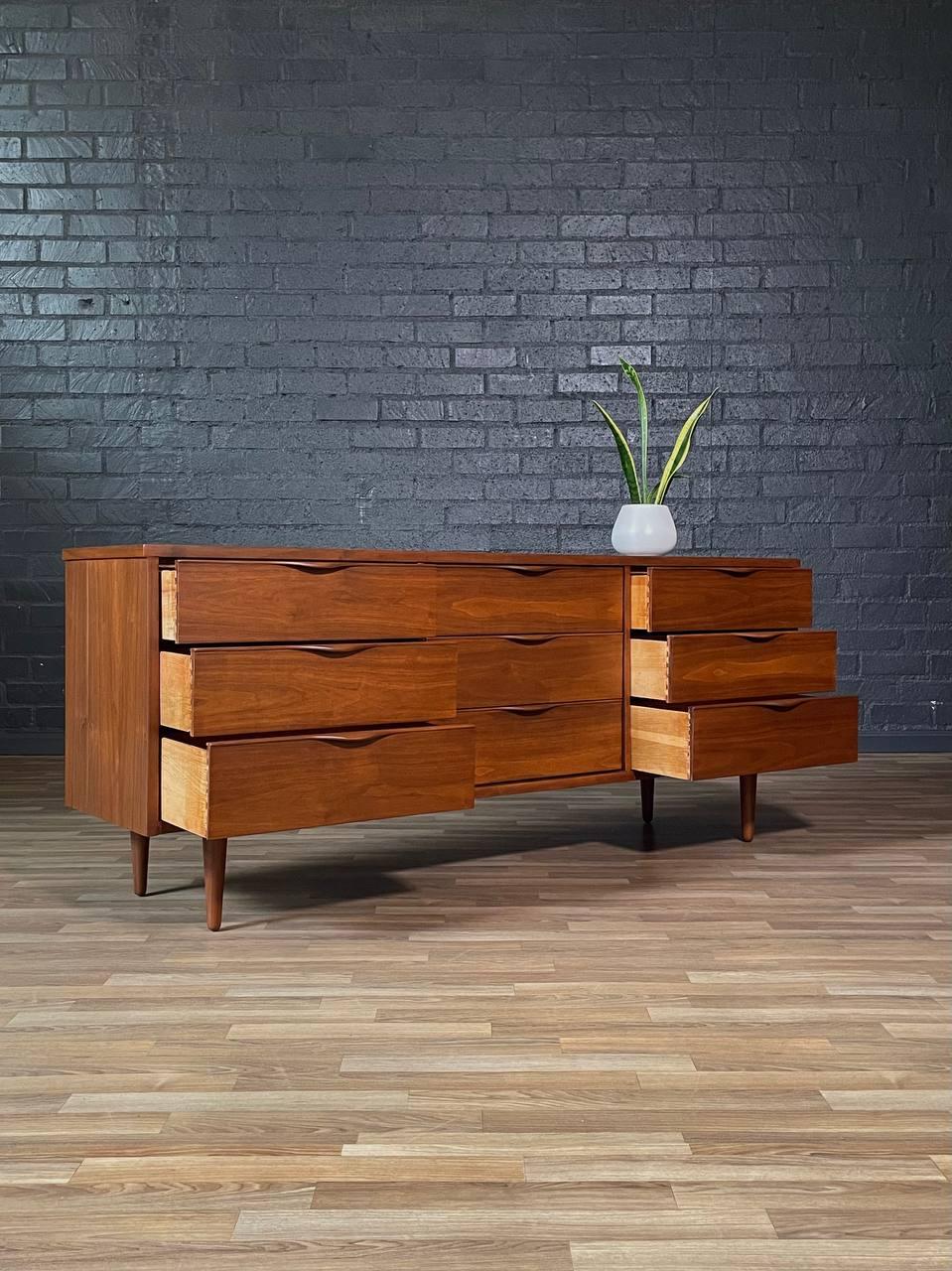 Américain Nouvellement finie - Commode en noyer à 9 tiroirs de style moderne du milieu du siècle par Ward Furniture en vente