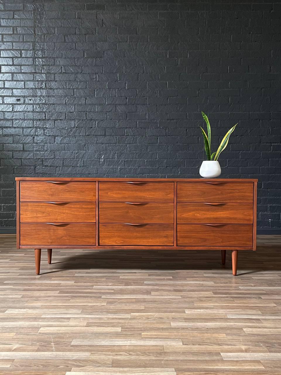 Nouvellement finie - Commode en noyer à 9 tiroirs de style moderne du milieu du siècle par Ward Furniture Excellent état - En vente à Los Angeles, CA