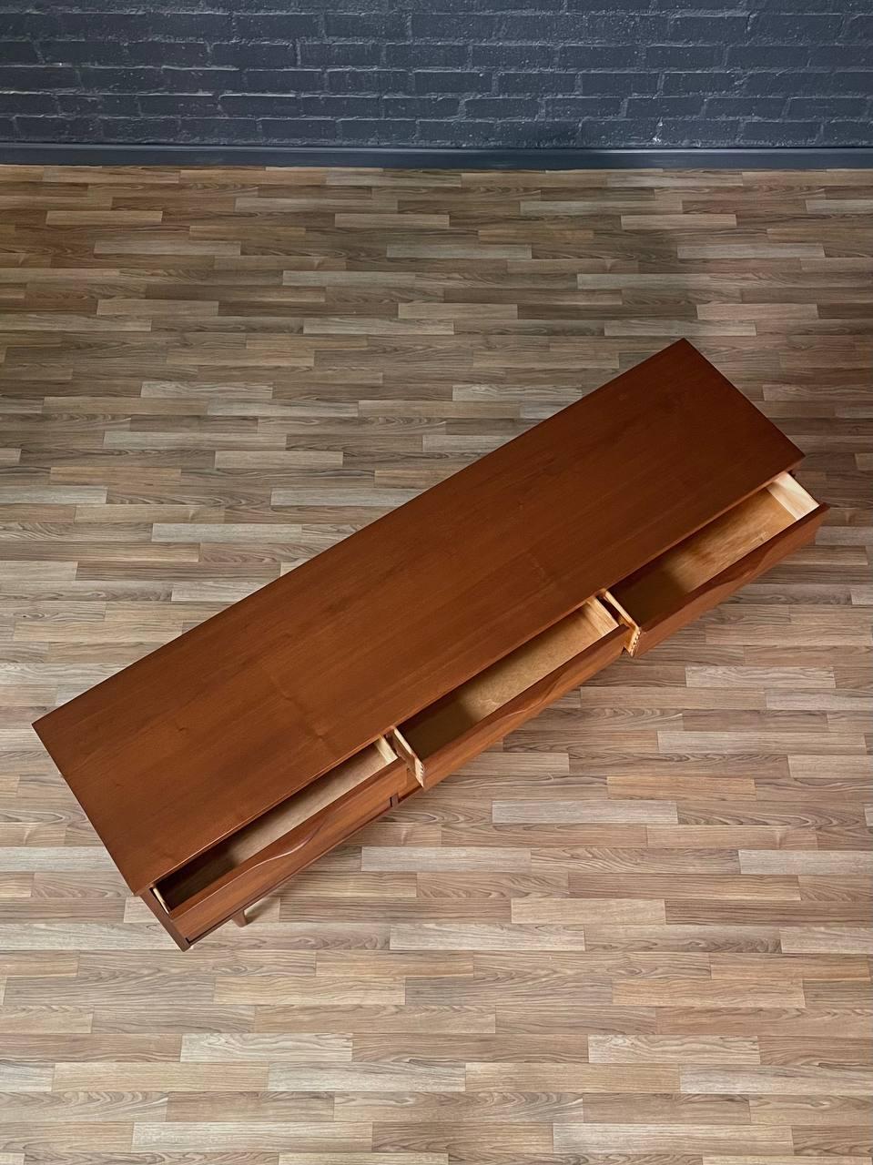 Milieu du XXe siècle Nouvellement finie - Commode en noyer à 9 tiroirs de style moderne du milieu du siècle par Ward Furniture en vente