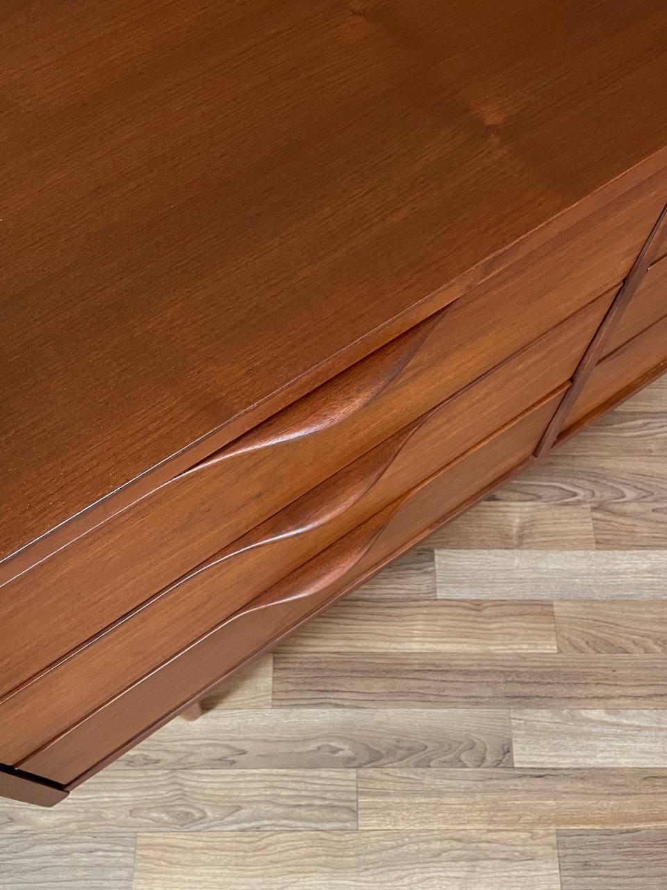 Noyer Nouvellement finie - Commode en noyer à 9 tiroirs de style moderne du milieu du siècle par Ward Furniture en vente