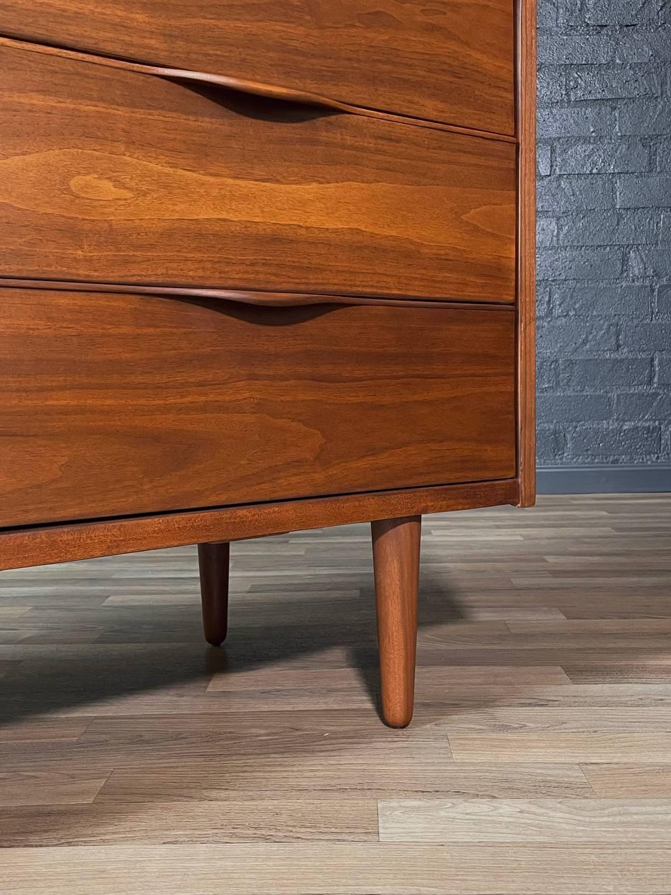 Nouvellement finie - Commode en noyer à 9 tiroirs de style moderne du milieu du siècle par Ward Furniture en vente 1