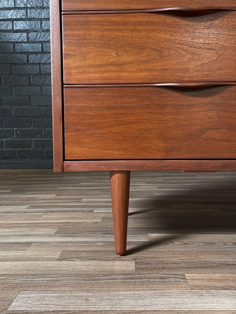 Nouvellement finie - Commode en noyer à 9 tiroirs de style moderne du milieu du siècle par Ward Furniture en vente 2