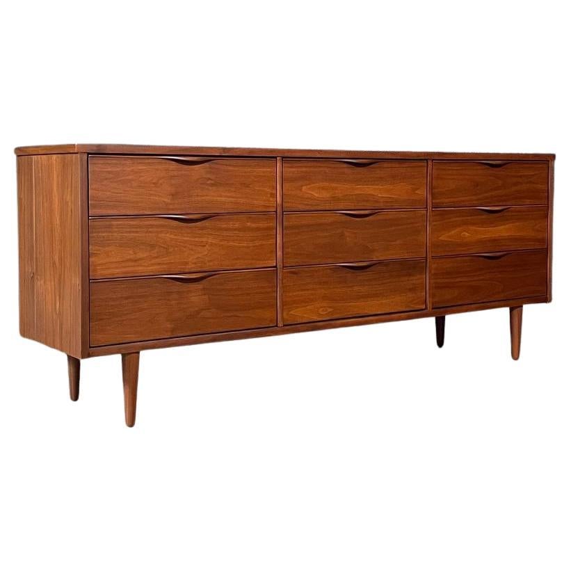 Nouvellement finie - Commode en noyer à 9 tiroirs de style moderne du milieu du siècle par Ward Furniture