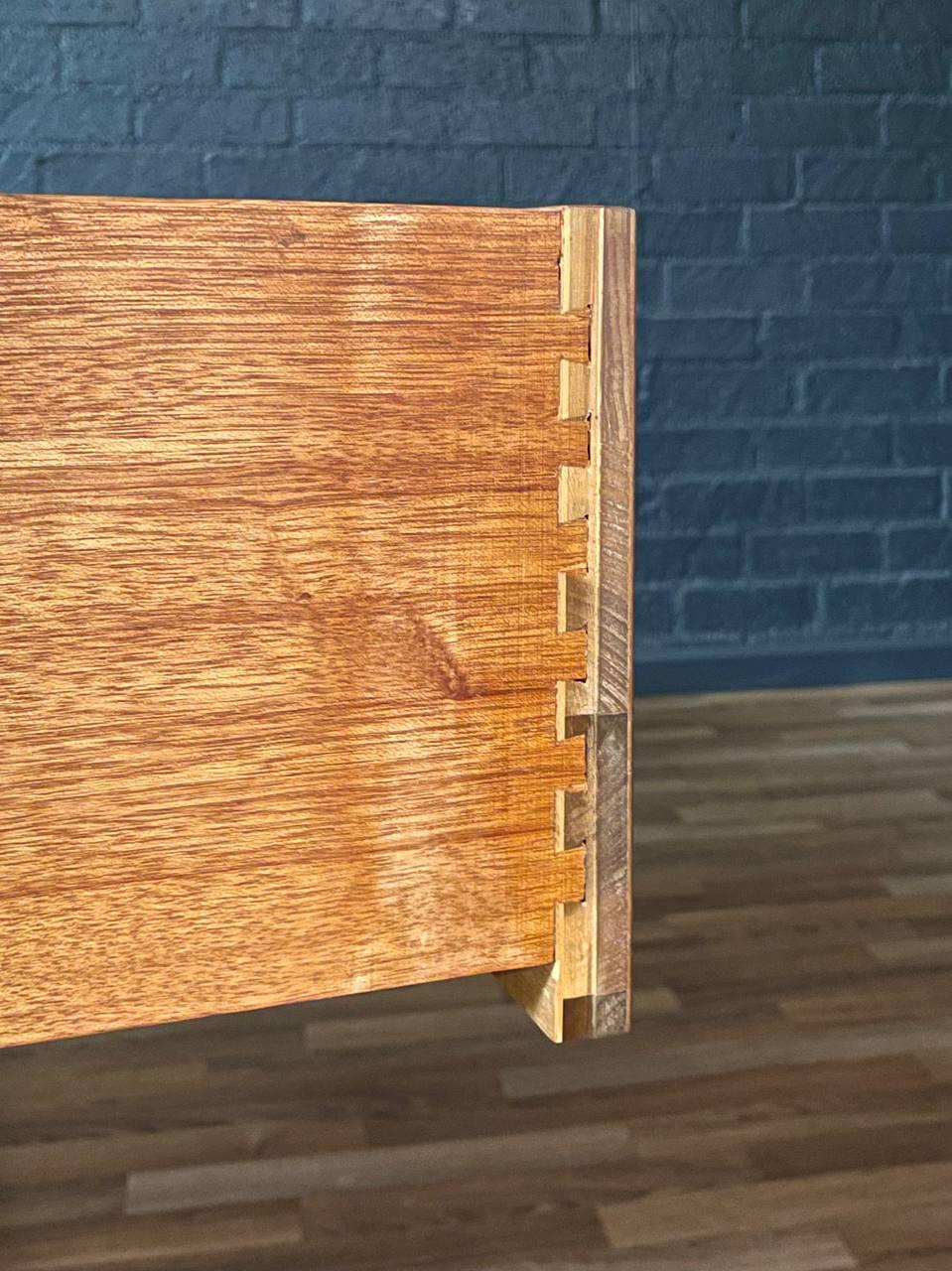 Newly Refinished - Mid-Century Modern 9-Drawer Walnut Dresser in vendita 3