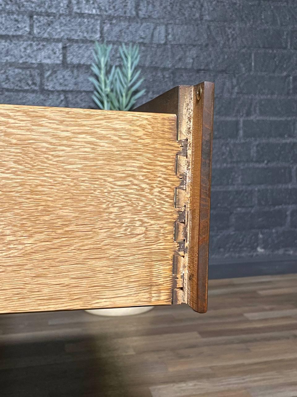 Nuovo, appena rifinito - Comò in noce a 9 cassetti in stile Mid-Century Modern in vendita 3