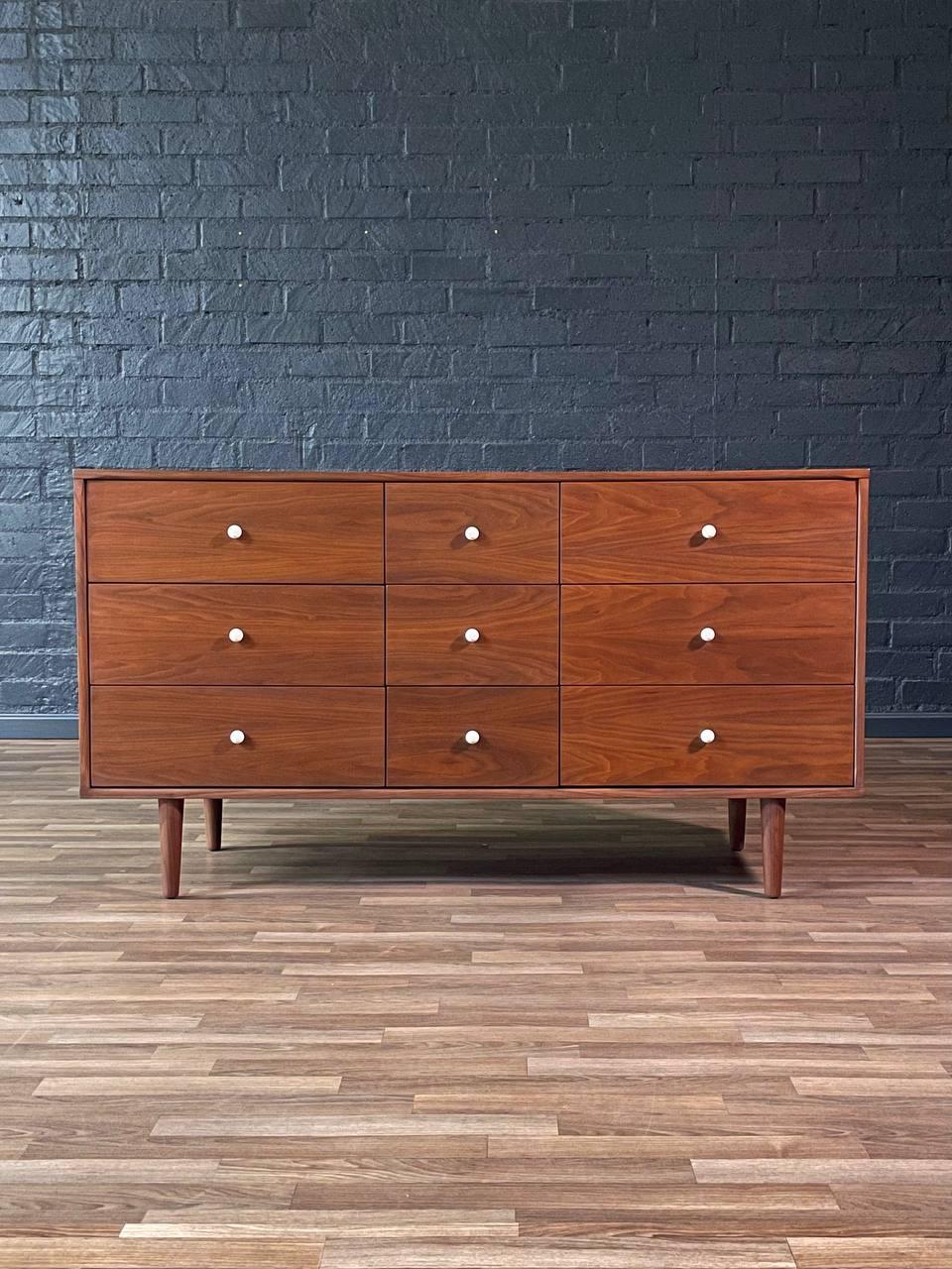 Condition: Expertly Refinished
With over 15 years of experience, our workshop has followed a careful process of restoration, showcasing our passion and creativity for vintage designs that can seamlessly be incorporated with many interior decors.