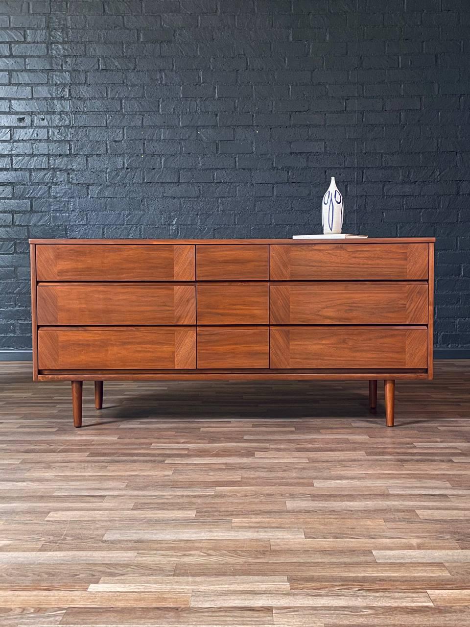 Condition: Expertly Refinished 
With over 15 years of experience, our workshop has followed a careful process of restoration, showcasing our passion and creativity for vintage designs that can seamlessly be incorporated with many interior decors.