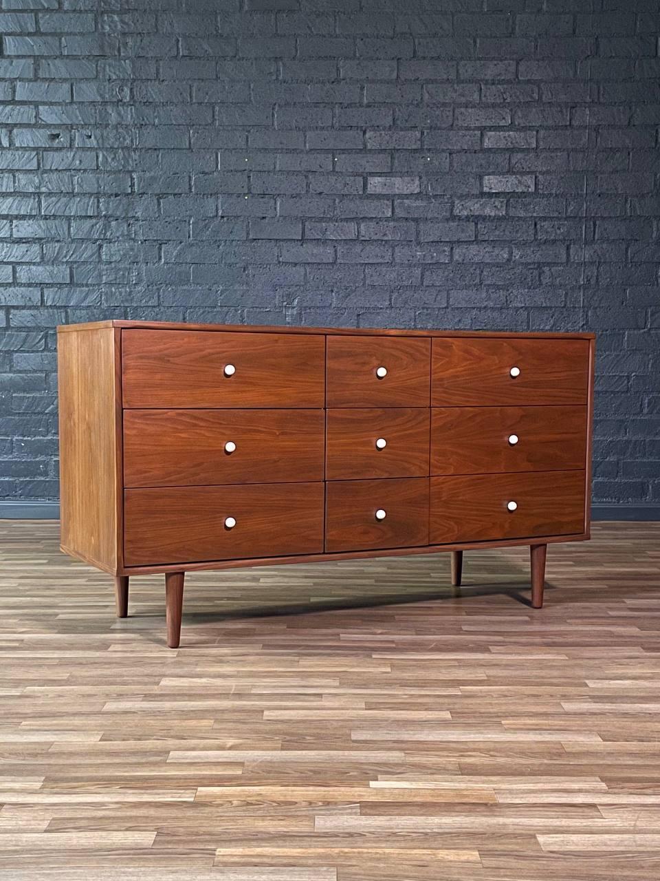 Mid-Century moderno Newly Refinished - Mid-Century Modern 9-Drawer Walnut Dresser in vendita