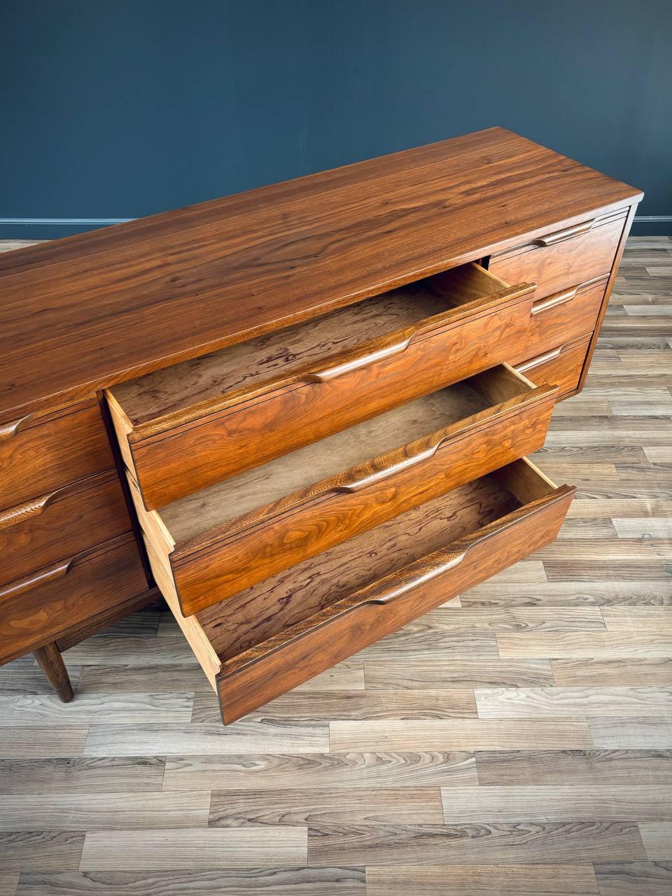 Newly Refinished - Mid-Century Modern 9-Drawer Walnut Dresser In Excellent Condition For Sale In Los Angeles, CA