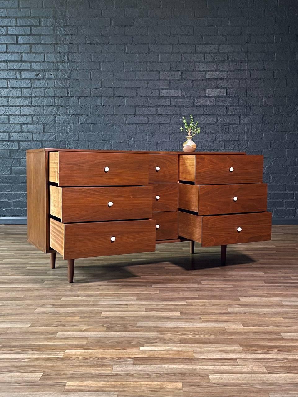 Americano Newly Refinished - Mid-Century Modern 9-Drawer Walnut Dresser in vendita