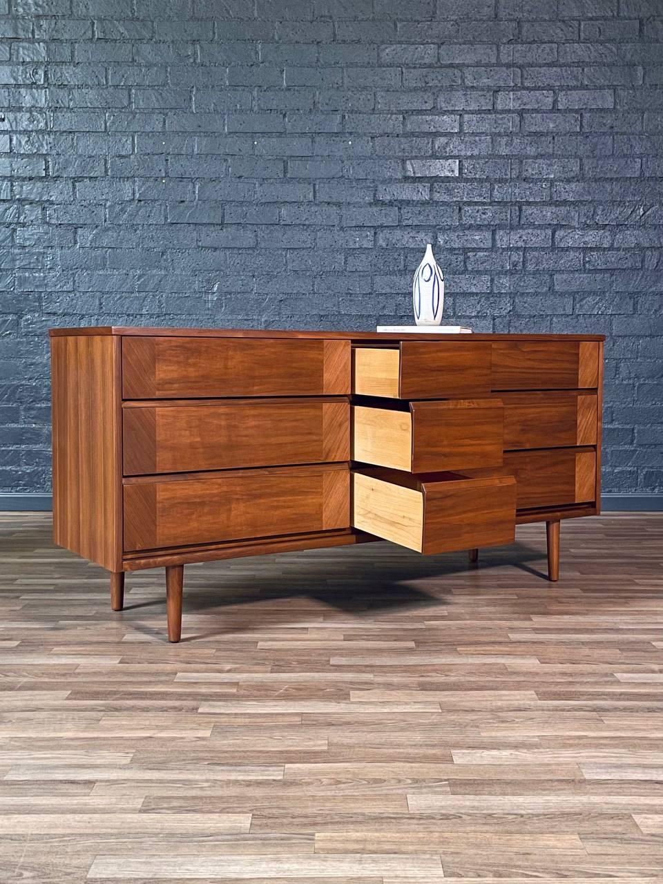 Newly Refinished - Mid-Century Modern 9-Drawer Walnut Dresser In Excellent Condition For Sale In Los Angeles, CA
