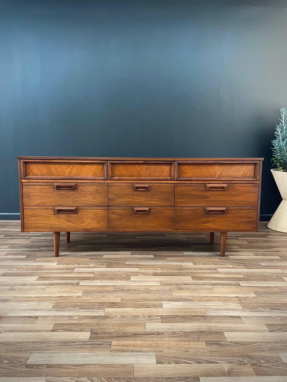 Newly Refinished - Mid-Century Modern 9-Drawer Walnut Dresser In Excellent Condition In Los Angeles, CA