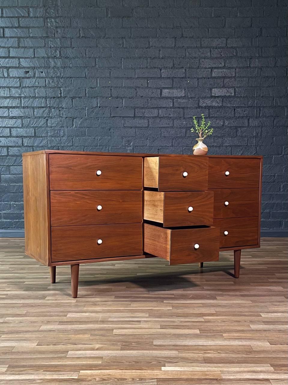 Newly Refinished - Mid-Century Modern 9-Drawer Walnut Dresser In condizioni ottime in vendita a Los Angeles, CA