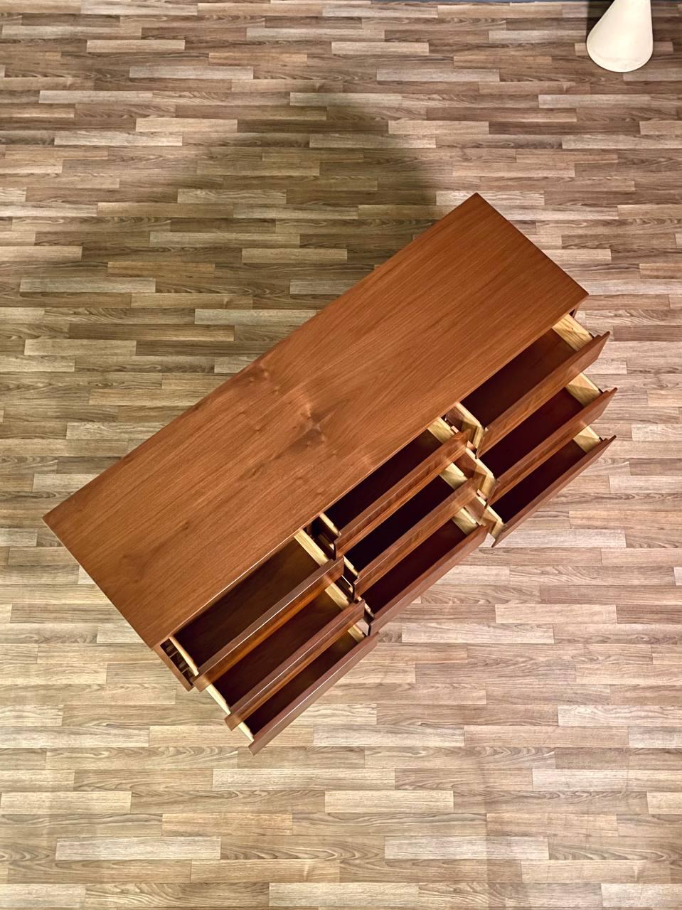 Nuovo, appena rifinito - Comò in noce a 9 cassetti in stile Mid-Century Modern In condizioni ottime in vendita a Los Angeles, CA