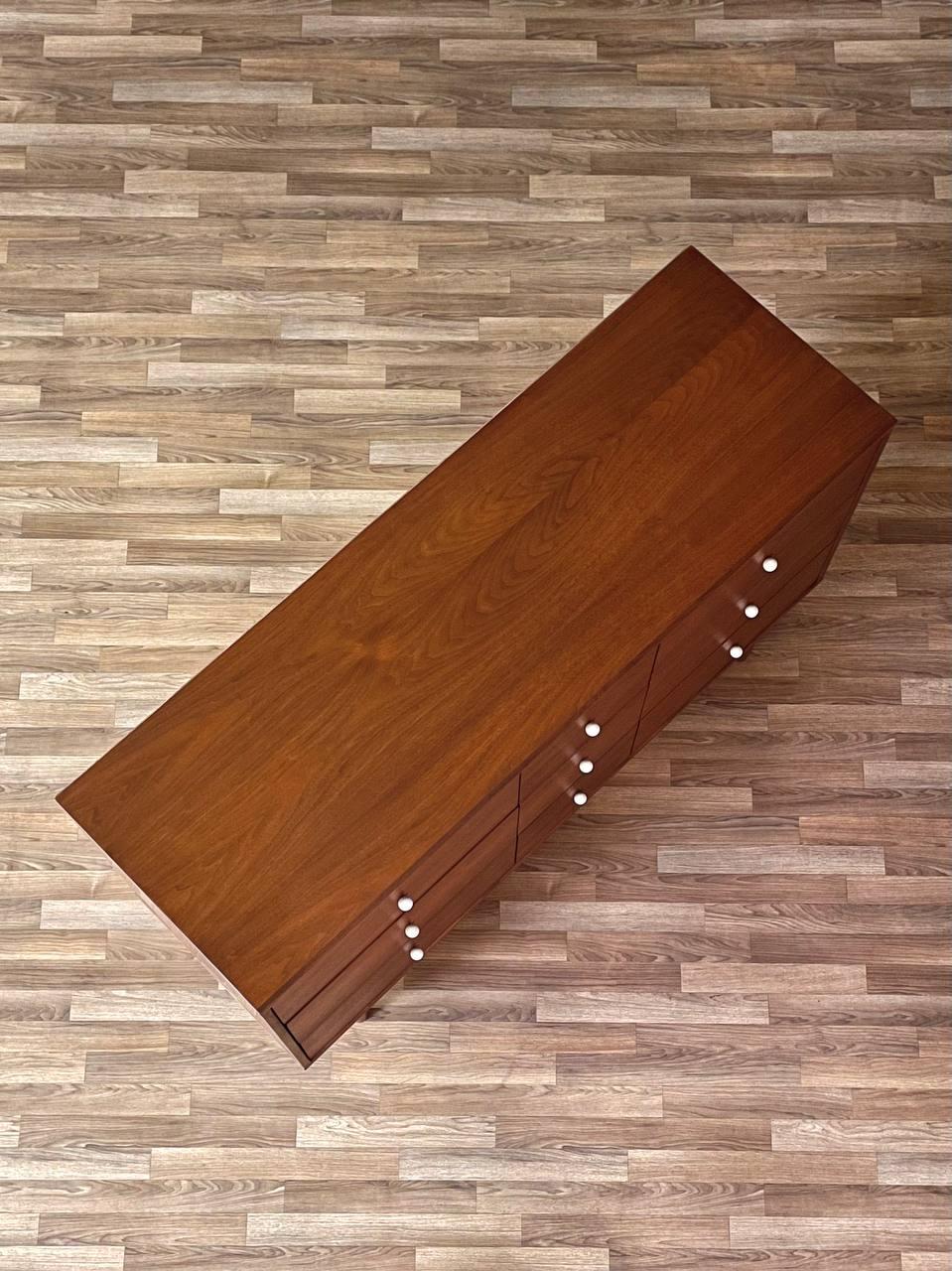 Metà XX secolo Newly Refinished - Mid-Century Modern 9-Drawer Walnut Dresser in vendita