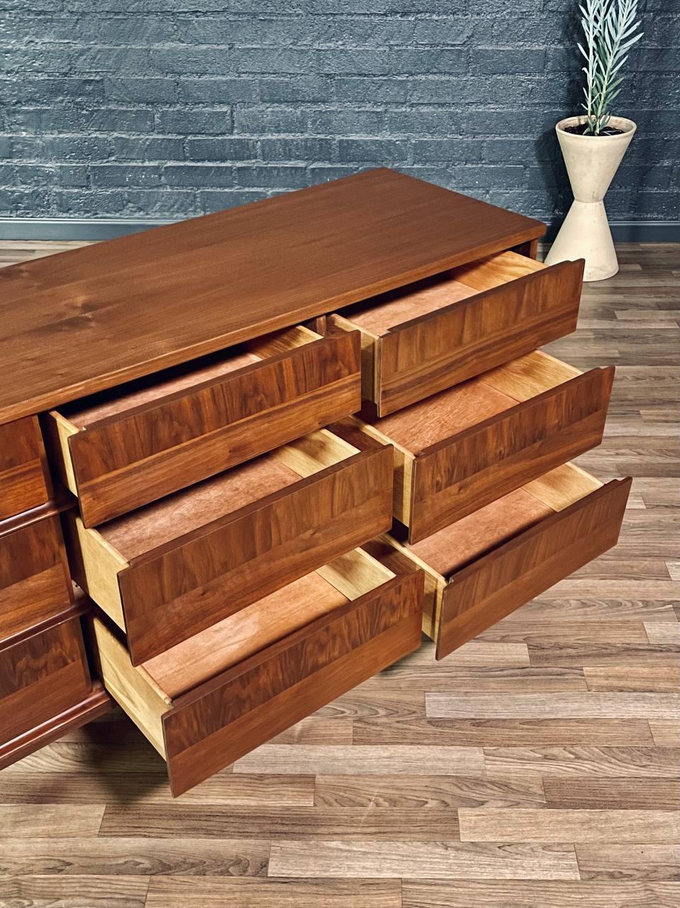 Metà XX secolo Nuovo, appena rifinito - Comò in noce a 9 cassetti in stile Mid-Century Modern in vendita