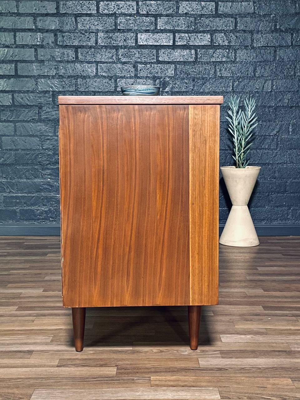 Noce Nuovo, appena rifinito - Comò in noce a 9 cassetti in stile Mid-Century Modern in vendita