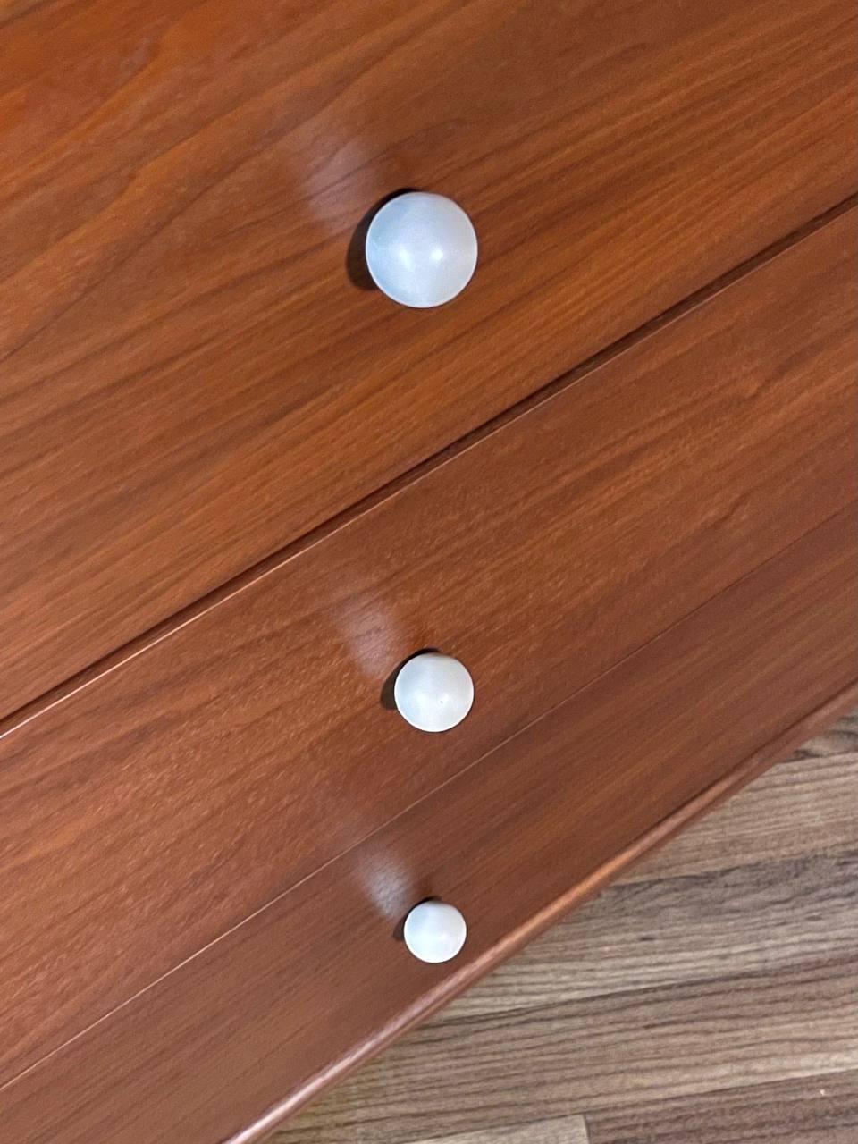 Newly Refinished - Mid-Century Modern 9-Drawer Walnut Dresser in vendita 1