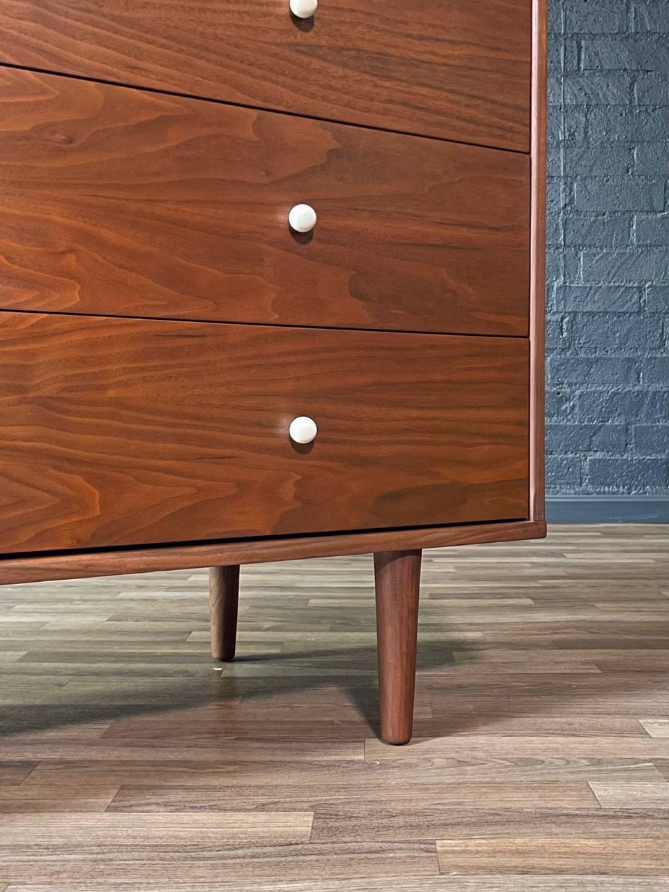 Newly Refinished - Mid-Century Modern 9-Drawer Walnut Dresser in vendita 2