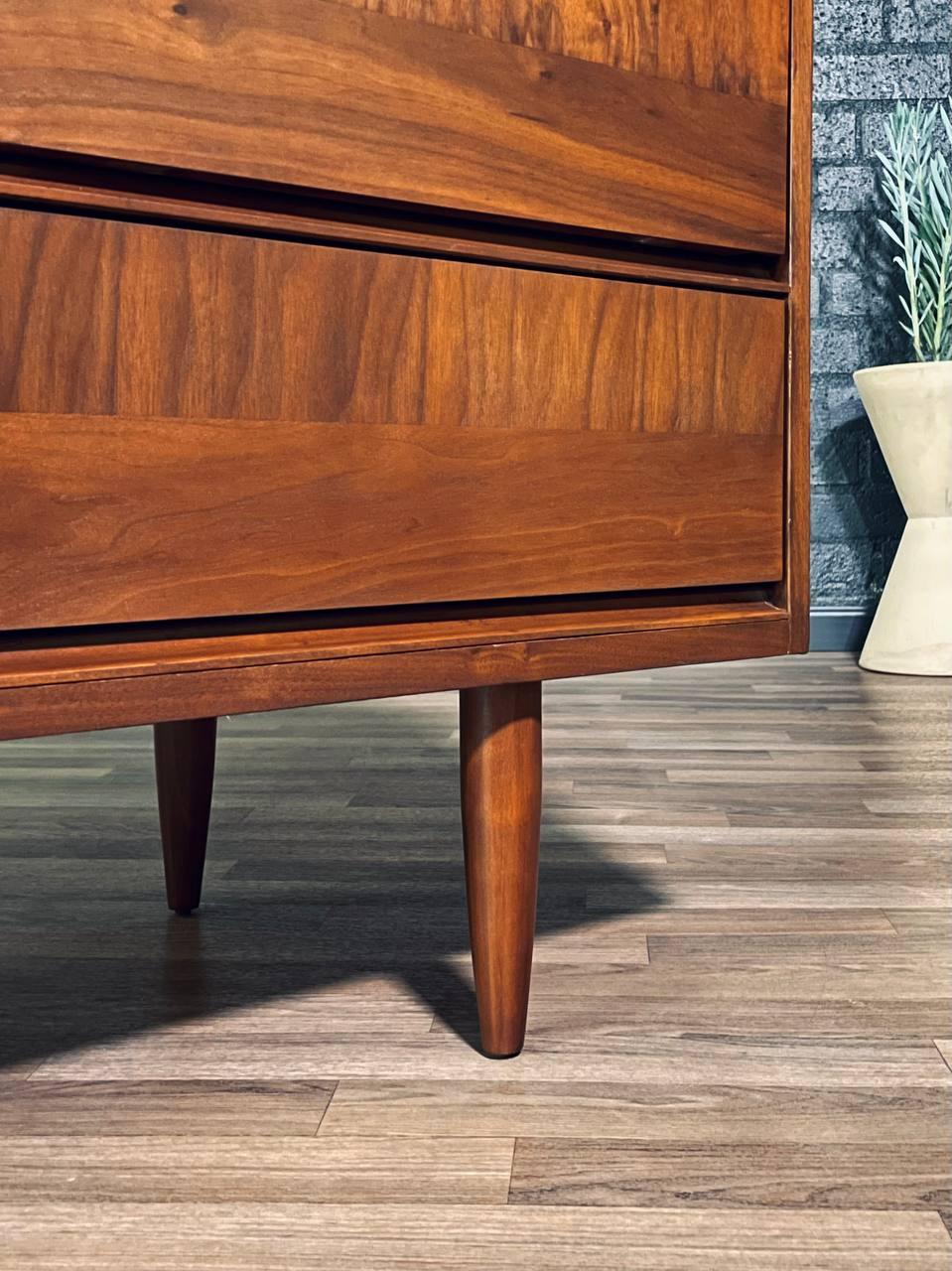 Nuovo, appena rifinito - Comò in noce a 9 cassetti in stile Mid-Century Modern in vendita 2