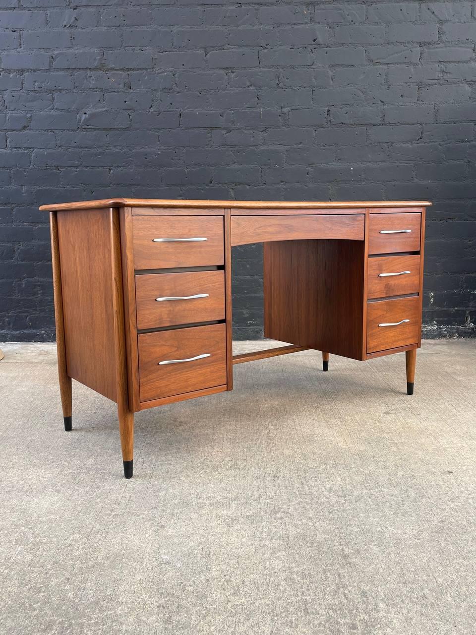 Newly Refinished - Mid-Century Modern “Acclaim” Desk by Lane In Excellent Condition In Los Angeles, CA