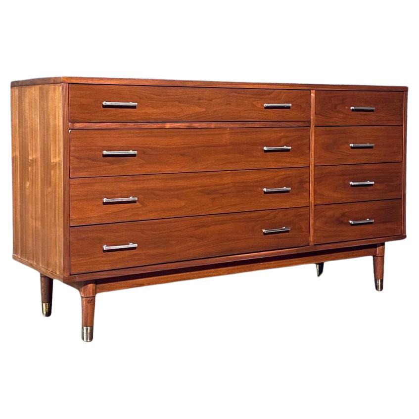 Neu lackiert - Mid-Century Modern "Biscayne" Nussbaum Kommode von Drexel
