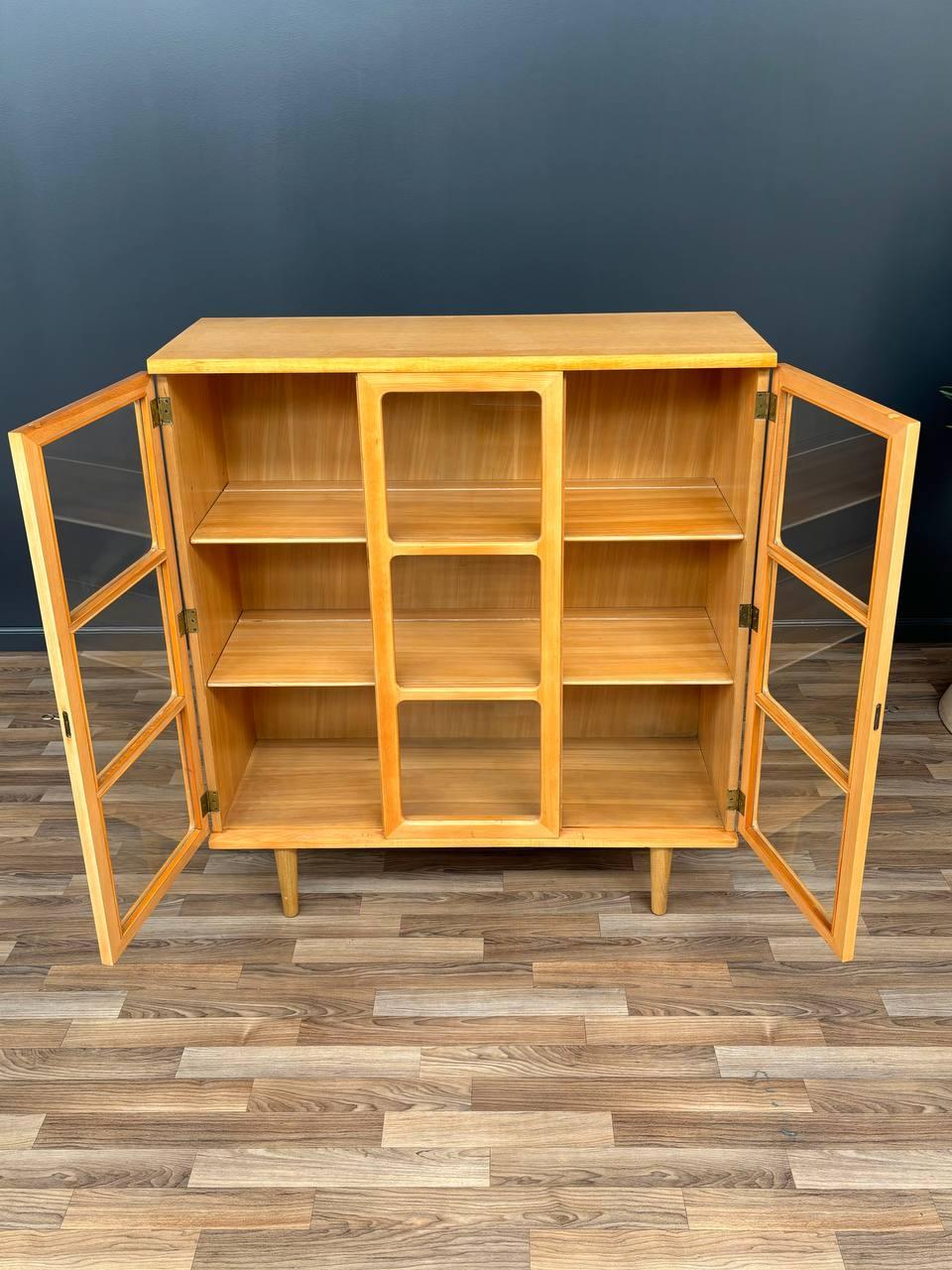 Newly Refinished - Mid-Century Modern Bookcase by Edward Wormley for Drexel In Excellent Condition In Los Angeles, CA