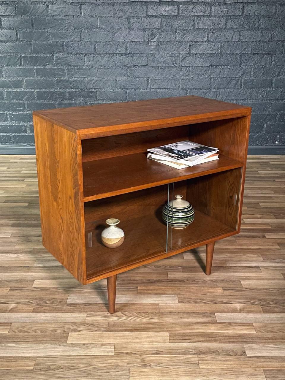 Mid-Century Modern Nouvellement repeinte - The MODERNITY Bibliothèques avec portes en verre en vente