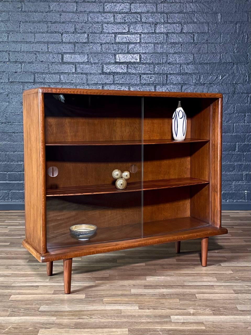 Mid-Century moderno Appena rifinita - Libreria Credenza ad arco moderna del Mid-Century in vendita